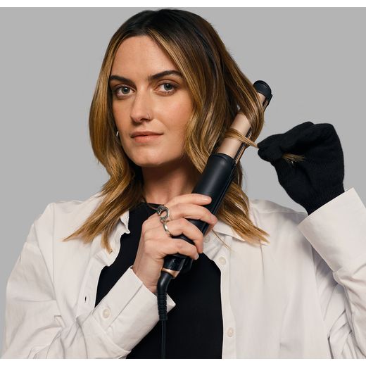 Remington S6077 Hair Straighteners - Black - Women curling hair shot